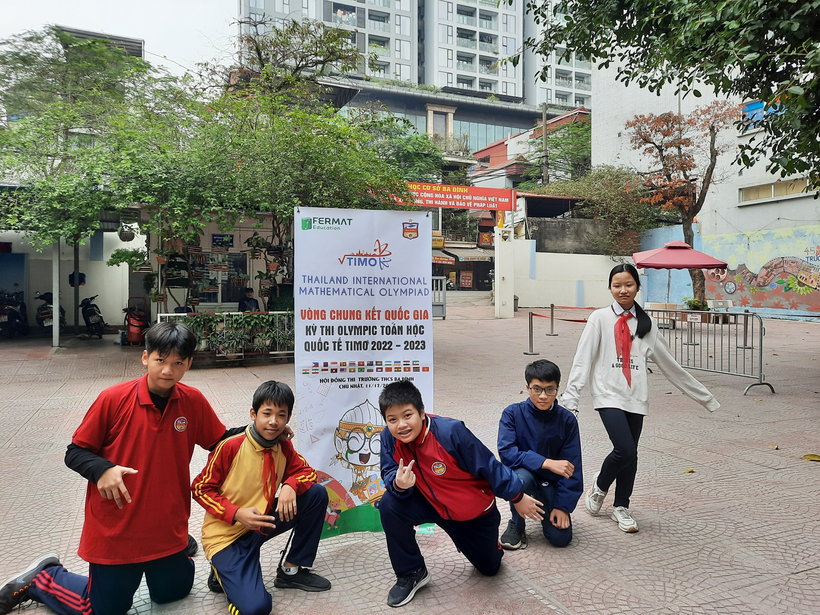 A group of people posing for a photoDescription automatically generated with low confidence