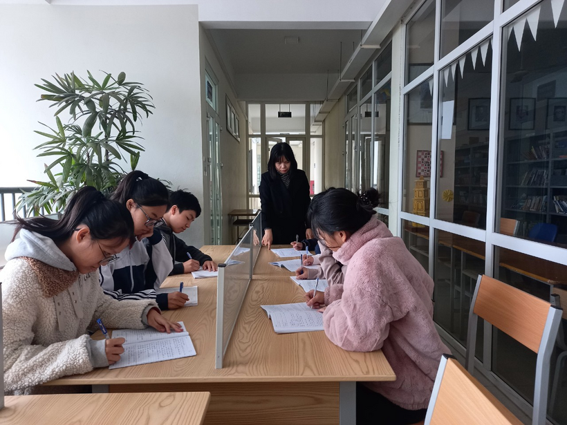 A group of people sitting at a tableDescription automatically generated with low confidence