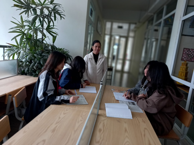 A group of people sitting at a tableDescription automatically generated with low confidence