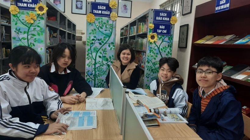 A group of children sitting at desks in a classroomDescription automatically generated with medium confidence