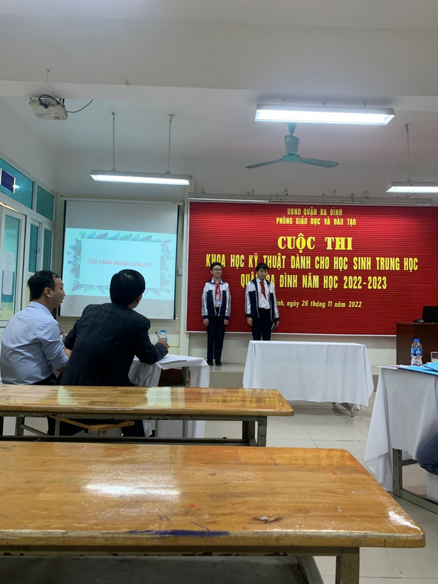 A group of people in a roomDescription automatically generated with medium confidence