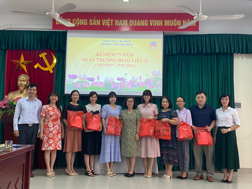 A group of people posing for a photoDescription automatically generated