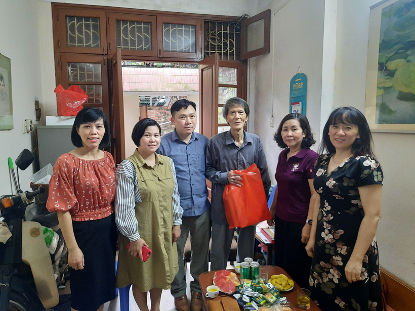 A group of people posing for a photoDescription automatically generated