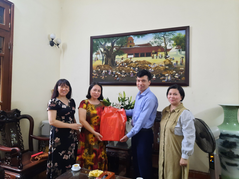 A group of people posing for a photoDescription automatically generated