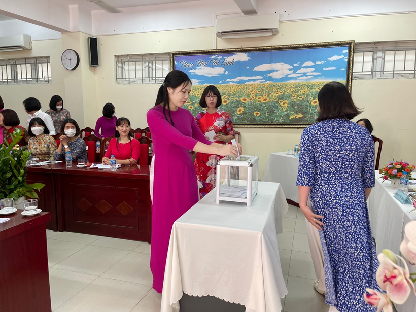 A group of people in a roomDescription automatically generated with low confidence