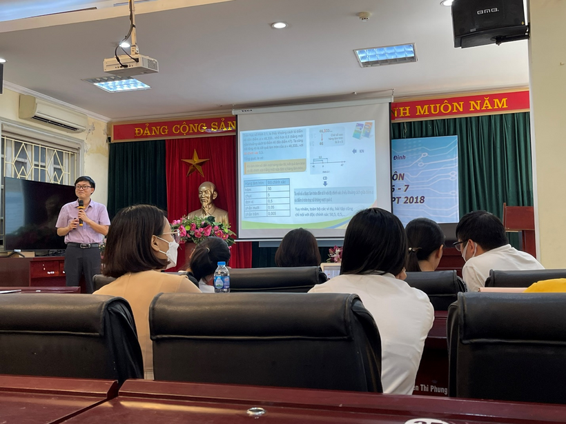 A person giving a presentation to a group of peopleDescription automatically generated with medium confidence