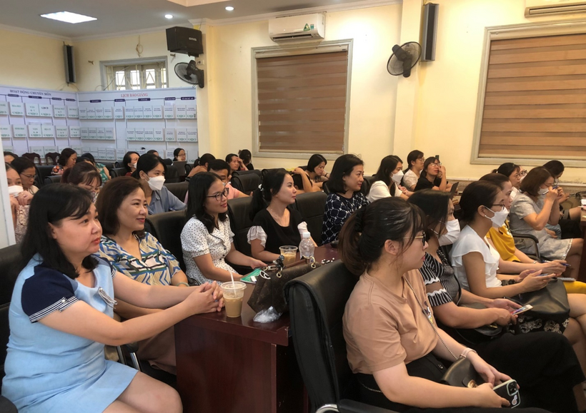 A group of people sitting in a roomDescription automatically generated with medium confidence