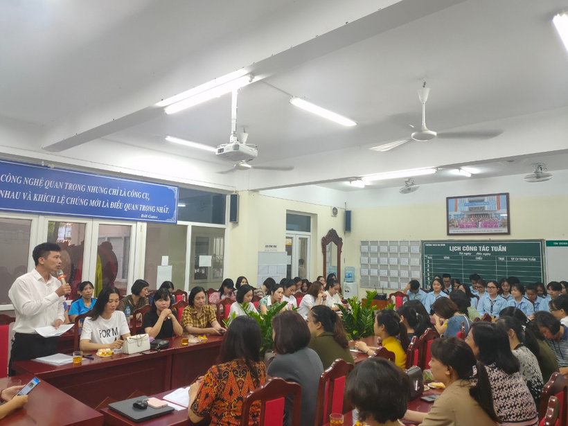 A group of people in a classroomDescription automatically generated with medium confidence