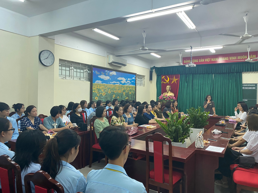 A person addressing a group of peopleDescription automatically generated with medium confidence