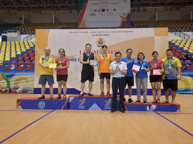 A group of people posing for a photoDescription automatically generated with medium confidence