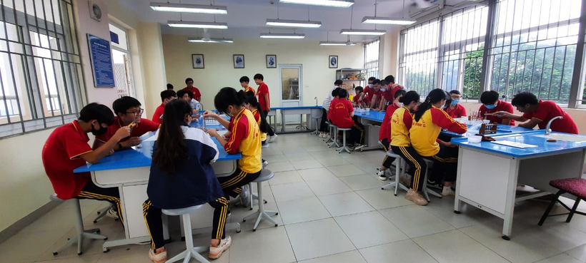 A group of people sitting at tablesDescription automatically generated with medium confidence