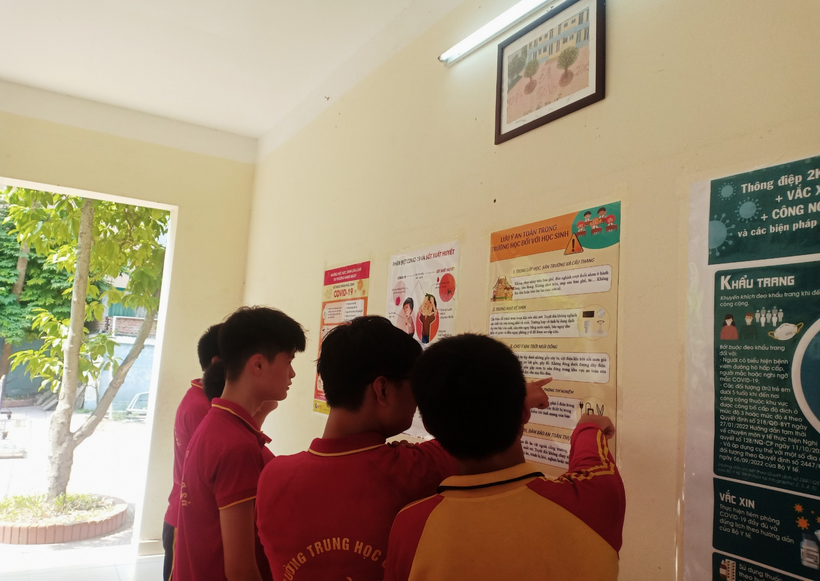 A group of people in a roomDescription automatically generated with medium confidence