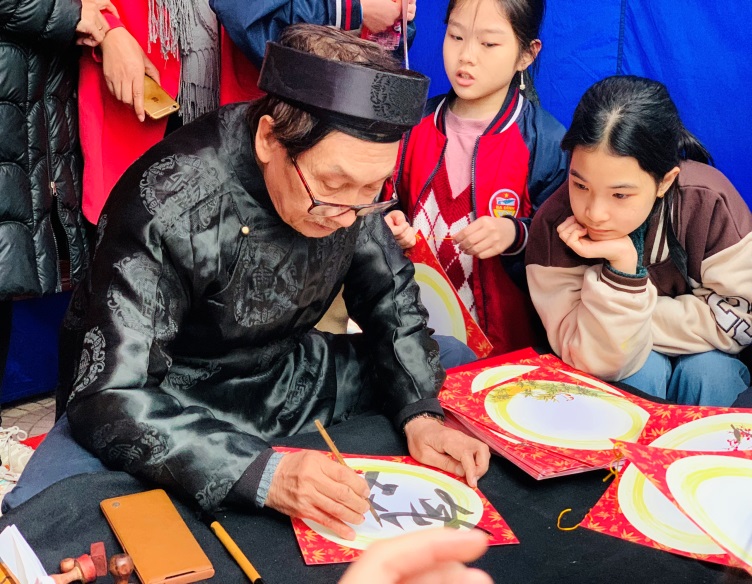 C:\Users\hp\Desktop\9a5 2022-2023\anh truyen thong\z4042880633846_4c64ba2b1b92eeb5ab19e873dcaa1876.jpg