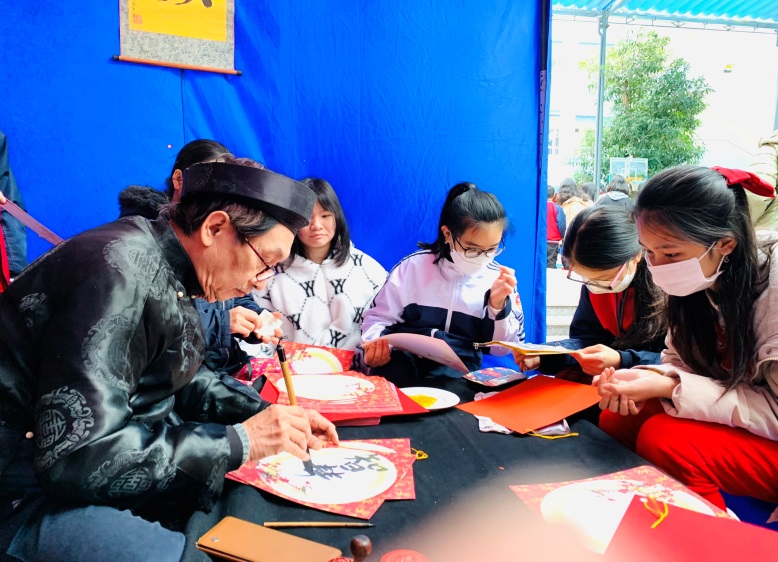 C:\Users\hp\Desktop\9a5 2022-2023\anh truyen thong\z4042880710284_920254b074c6a23b68d8772b1f265082.jpg