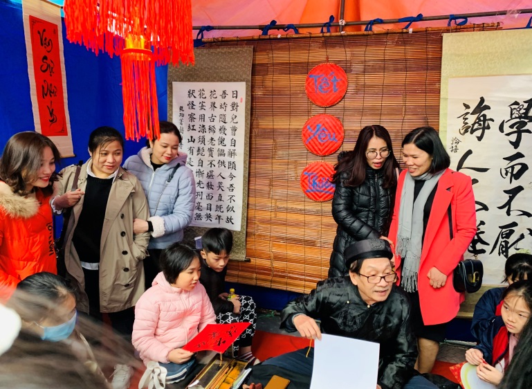 C:\Users\hp\Desktop\9a5 2022-2023\anh truyen thong\z4042880560342_465b0df89bb7a2da250ce406b067aedf.jpg