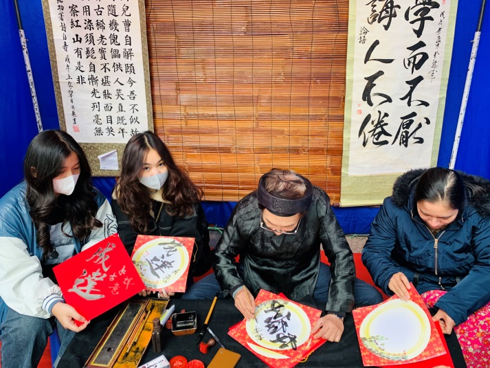 C:\Users\hp\Desktop\9a5 2022-2023\anh truyen thong\z4042893446029_7273ede22211c57744c1514029508009.jpg