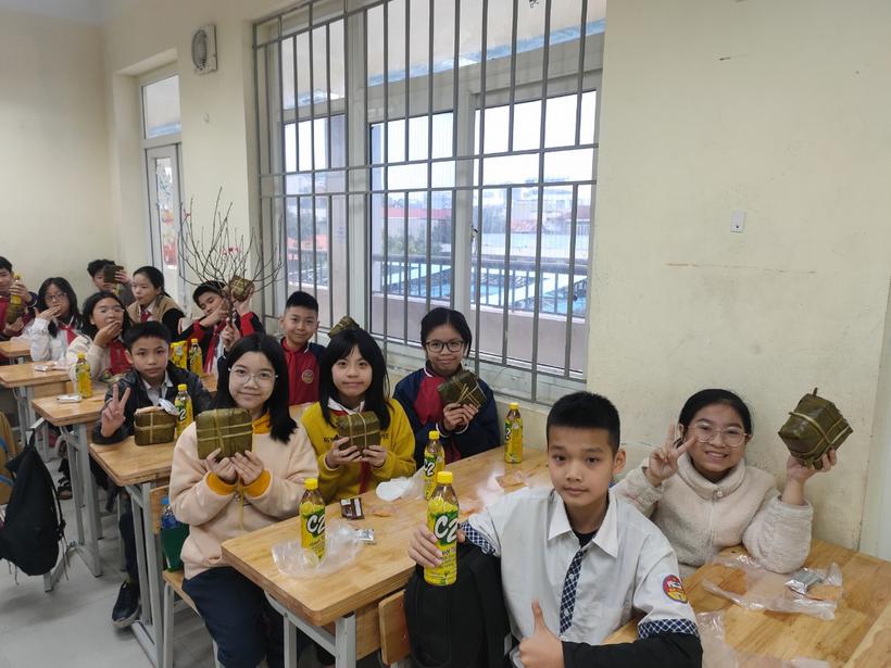 A group of people sitting at tablesDescription automatically generated with medium confidence