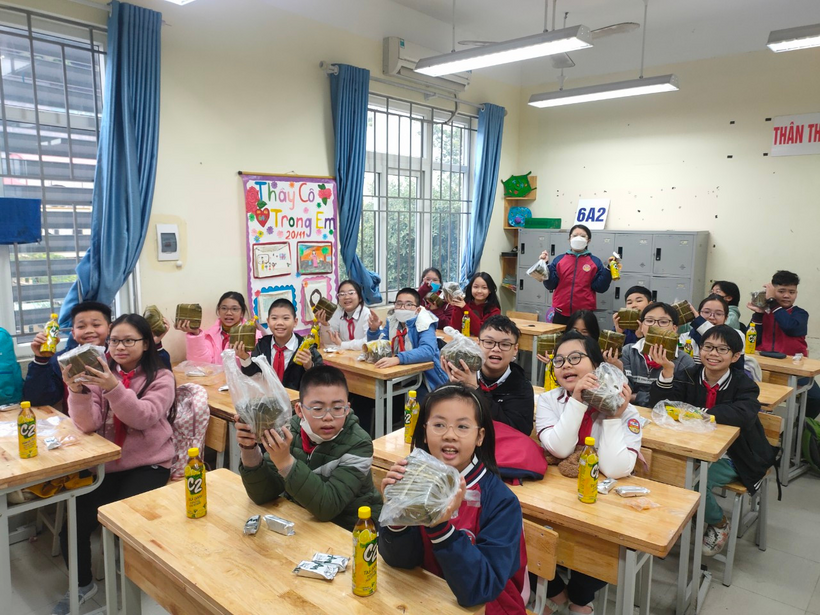 A group of children sitting at desks in a classroomDescription automatically generated with medium confidence