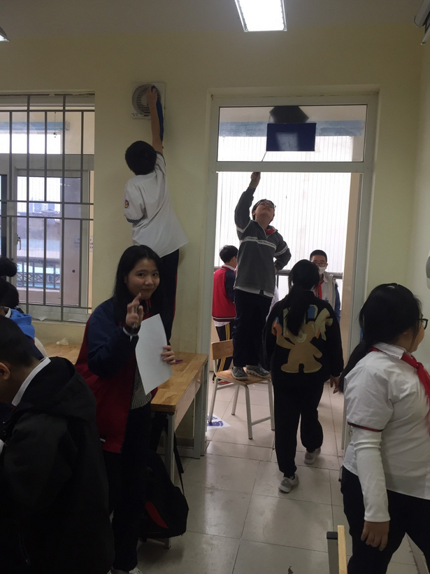 A group of people in a roomDescription automatically generated with medium confidence