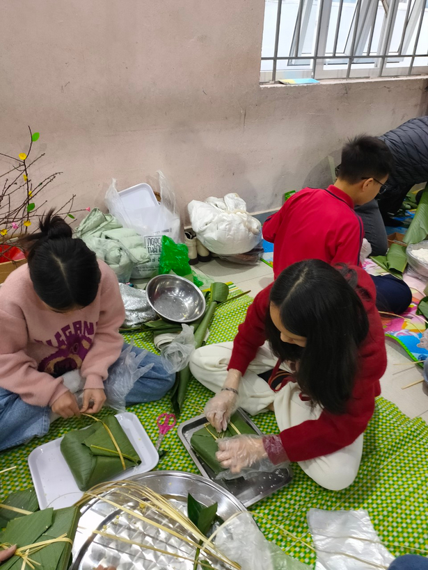 A picture containing person, indoor, group, peopleDescription automatically generated