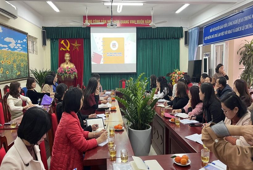 A group of people sitting at tablesDescription automatically generated with medium confidence