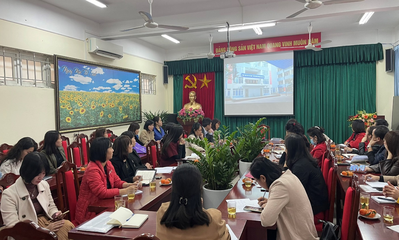 A group of people sitting at tablesDescription automatically generated with low confidence