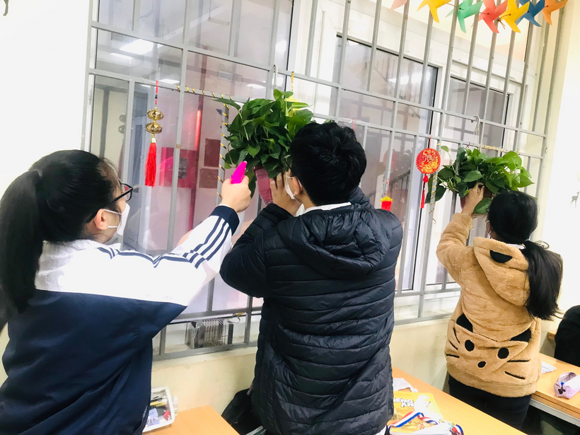 A picture containing indoor, personDescription automatically generated