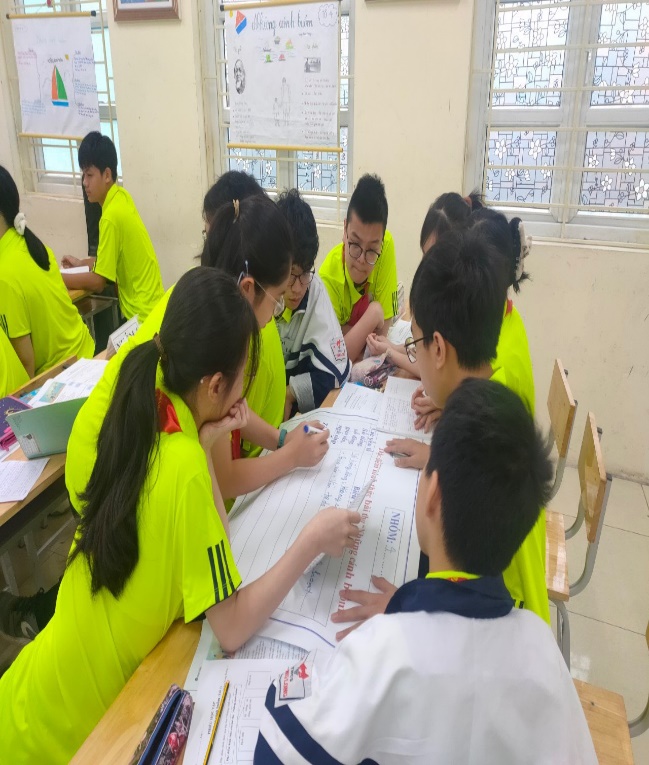 A group of students in a classroomDescription automatically generated with medium confidence