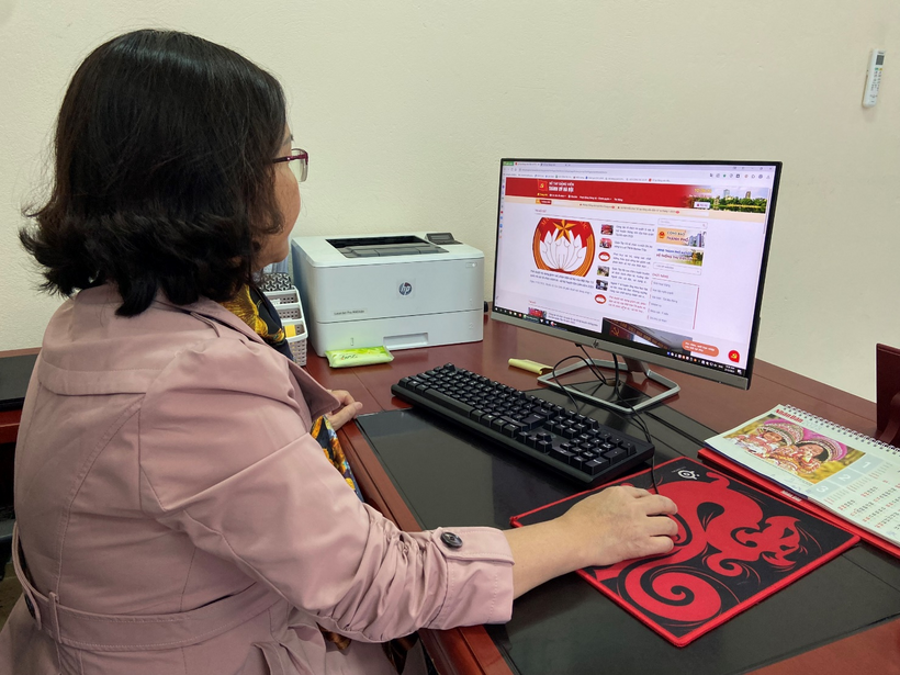 A person sitting at a desk with a computer and a keyboardDescription automatically generated with low confidence