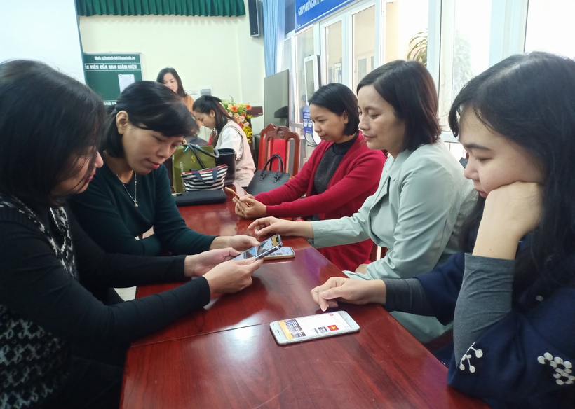 A group of women sitting at a table playing cardsDescription automatically generated with medium confidence