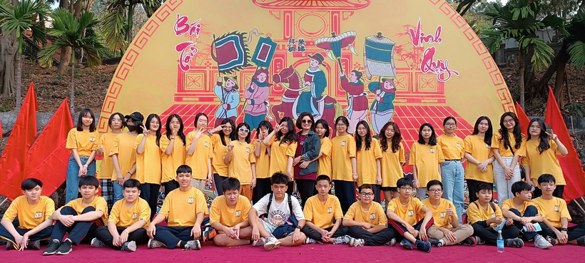 A group of people posing for a photoDescription automatically generated with medium confidence