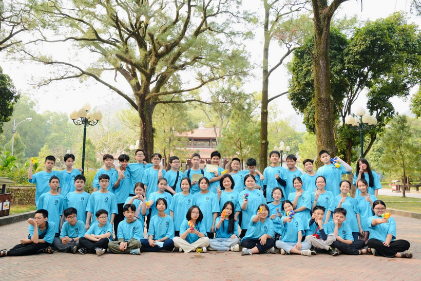 A group of people in blue graduation gowns posing for a photoDescription automatically generated with low confidence