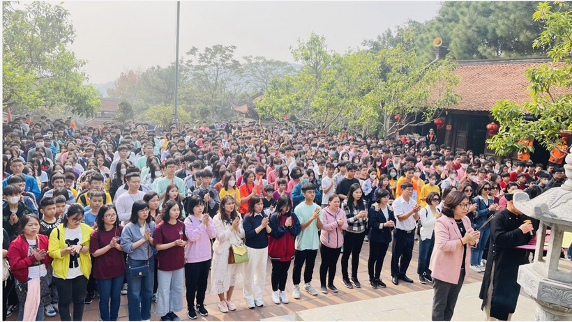 A large group of people standing outsideDescription automatically generated with medium confidence