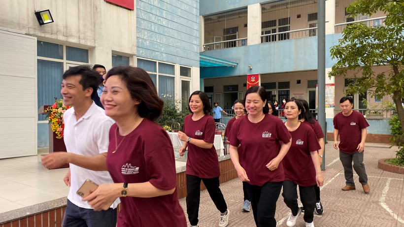 A group of people runningDescription automatically generated with medium confidence