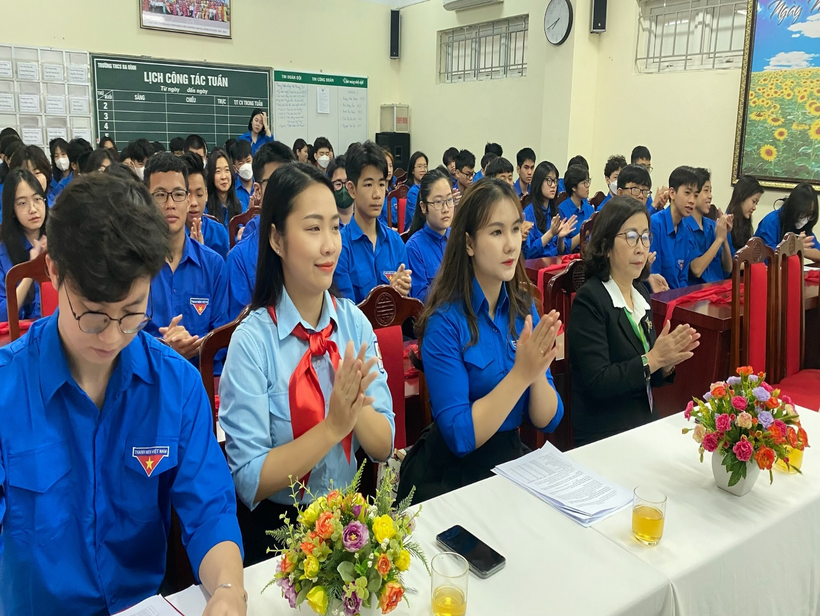 A group of people sitting at a tableDescription automatically generated with medium confidence