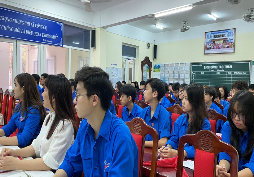 A group of people sitting in a roomDescription automatically generated with medium confidence