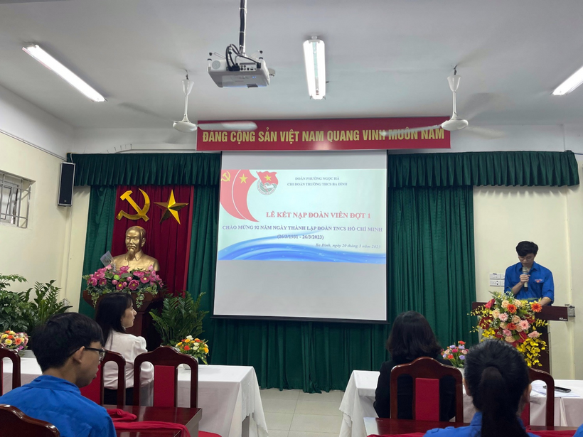 A picture containing text, indoor, ceiling, personDescription automatically generated