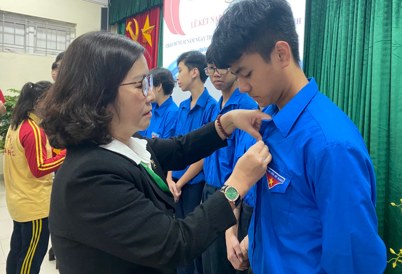 A picture containing person, crowdDescription automatically generated