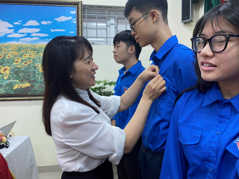 A group of people standing togetherDescription automatically generated with medium confidence