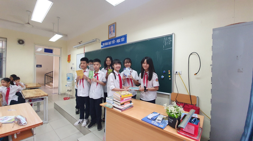 A group of students in a classroomDescription automatically generated with medium confidence