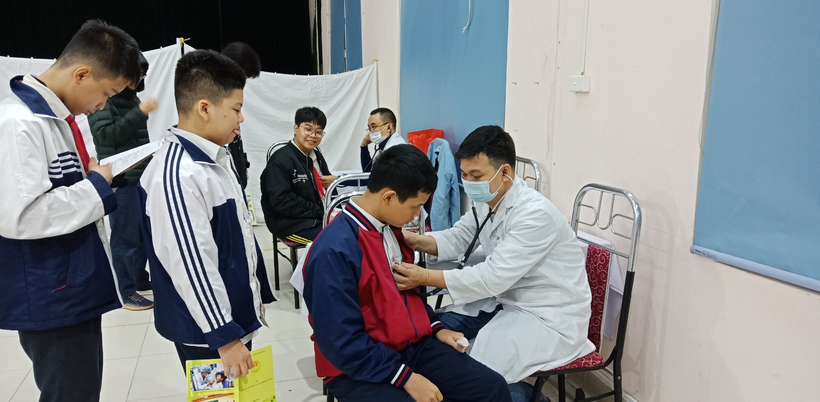 A group of people in a roomDescription automatically generated with low confidence