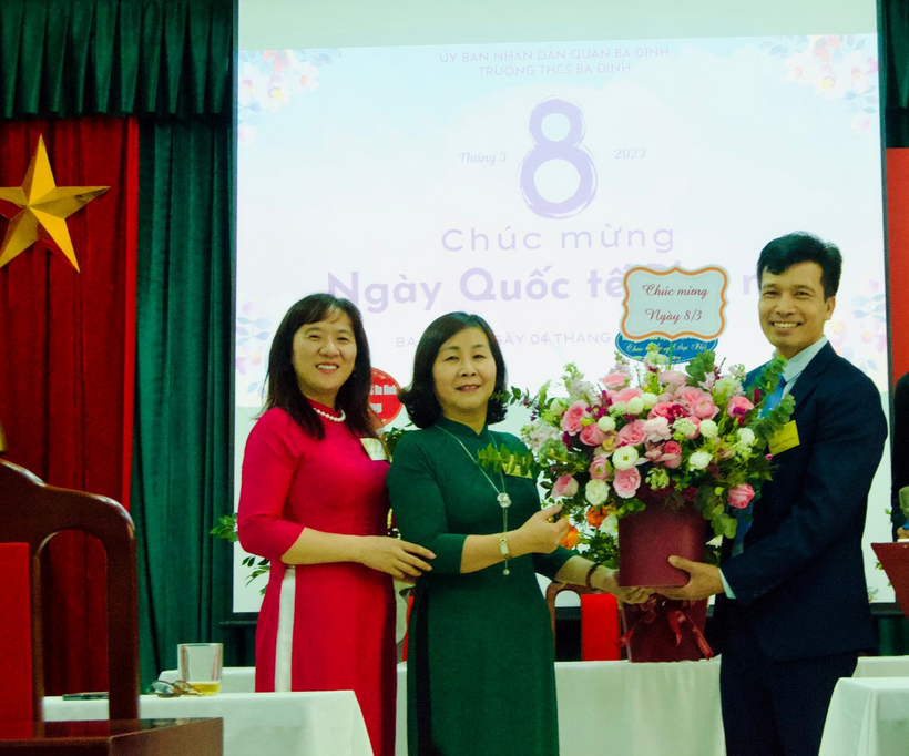 A group of people posing for a photoDescription automatically generated with medium confidence