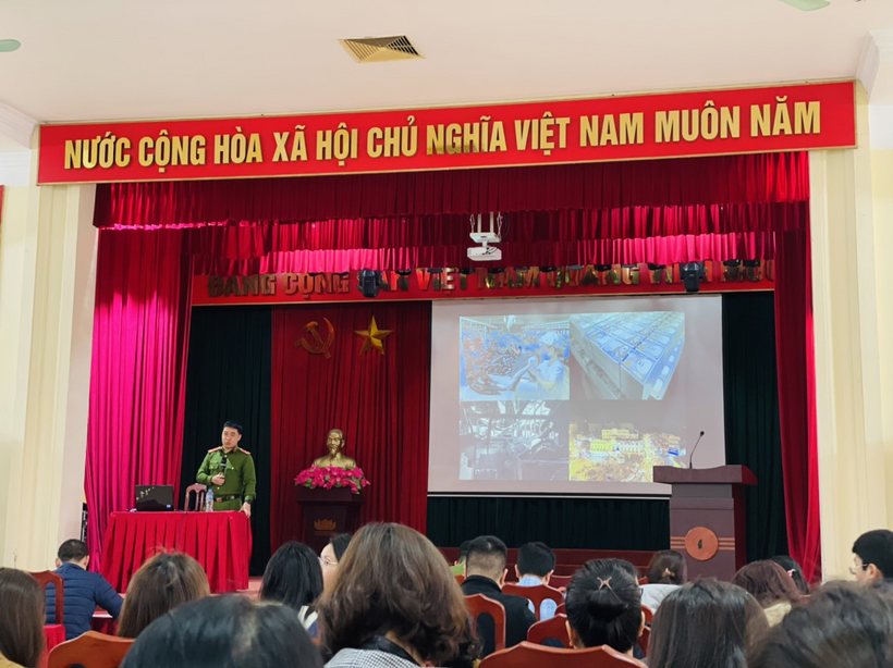 A person giving a presentation to an audienceDescription automatically generated with medium confidence