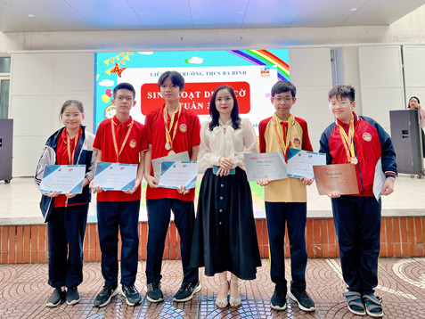 A group of people holding certificatesDescription automatically generated with medium confidence