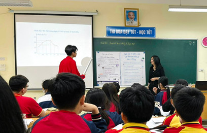 A person teaching a classDescription automatically generated with low confidence