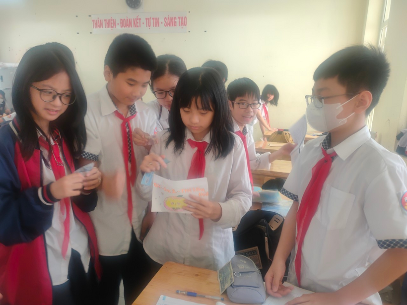 A group of people in a classroomDescription automatically generated with medium confidence