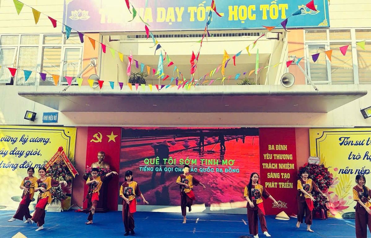 C:\Users\Admin\Documents\ANH VĂN NGHỆ 6A9\z6057751484707_b27e72e8e3286ef5a9f36da519550939.jpg