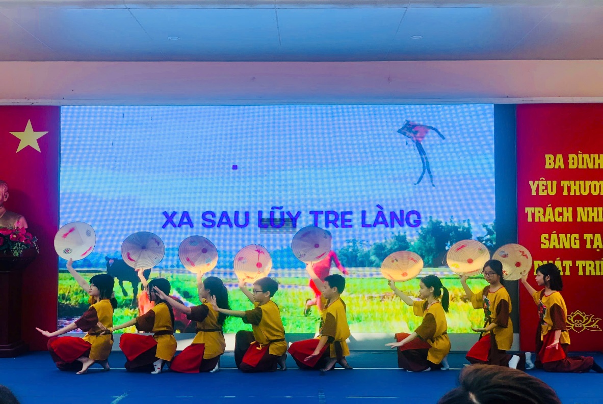 C:\Users\Admin\Documents\ANH VĂN NGHỆ 6A9\z6057700389843_7797c7f7ea5f99025673cb35f8f11c82.jpg