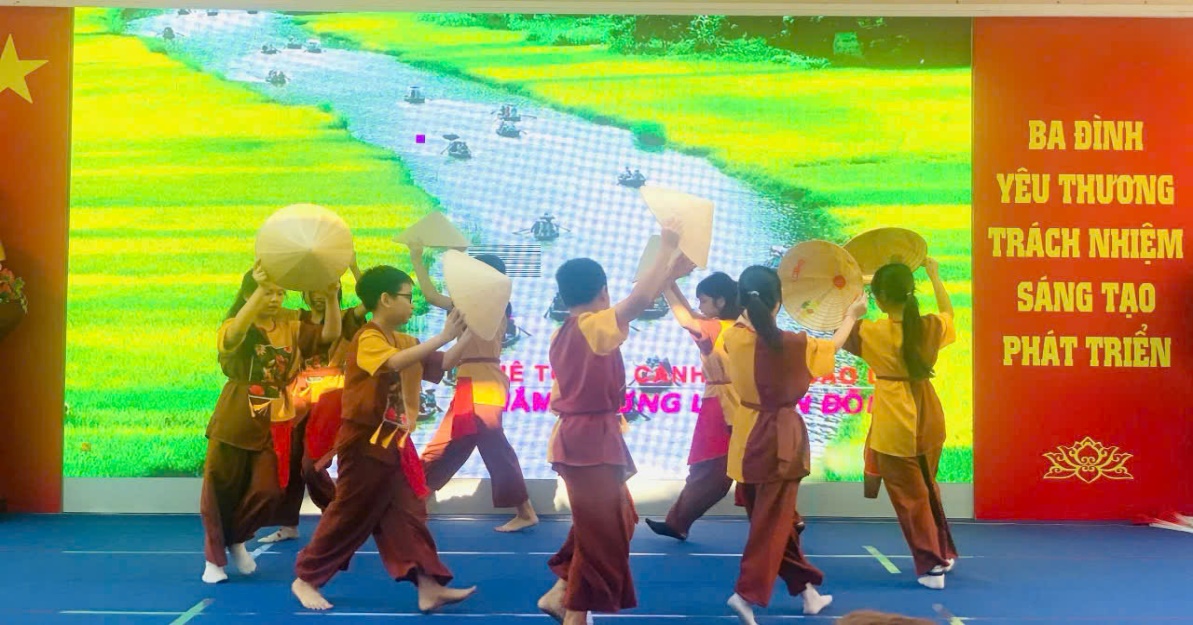 C:\Users\Admin\Documents\ANH VĂN NGHỆ 6A9\z6057758962313_764d4b4b2c02e4e932f71adf2178848d.jpg