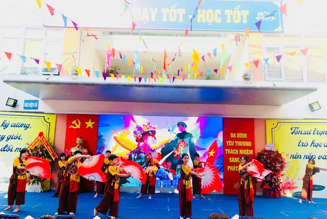 C:\Users\Admin\Documents\ANH VĂN NGHỆ 6A9\z6057700399210_2ac3b6ade86454e4c4fc0e07539a8d04.jpg